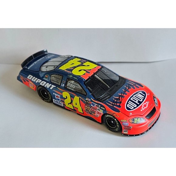 NASCAR 1:24 diecast. Jeff Gordon 2004 Chevy Monte Carlo #24 DuPont. Signed - Picture 4 of 6